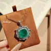Moda Retro Luxo Algodão Pingente Esmeralda Colar de Pedras Preciosas Coloridas de Luxo Leve de Alta Qualidade com Diamante de Alto Carbono em Formato de Travesseiro para Mulheres