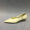 Zapatos de mujer europeos 2023 primavera y otoño nuevos de cuero de cera de aceite moda huecos tacón de gato zapatos de mujer punta fina cómodos de tacón bajo zapatos de un solo color