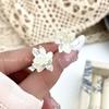 Anillo Abierto Loto Blanco Serpenteante Floreciente para Mujer Exquisitos Pendientes de Loto Blanco Florecientes Versátiles Joyería de Lujo Ligero de Nicho de Alta Gama