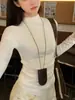 Camiseta base para mujer de otoño e invierno con diseño de hombro recto, hecha de terciopelo alemán, con cuello semi-alto, diseño único, ajuste ceñido plisado, manga larga