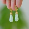 Nuevos pendientes de gota de agua de estilo nacional chino, pendientes vintage chapados en oro para mujer, pendientes de jade hetian de imitación de alta calidad, joyería para las orejas de cheongsam.