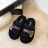 Chinelos fofos retrô de sola grossa, nova coleção outono/inverno 2026, chinelos de pele de carneiro inspirados em Chanel para mulheres, adequados para uso externo