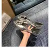 Versão Pele de Ovelha 2026 Verão Nova Moda Estilo Fada Bico Redondo Sapatos Baixos com Apliques Quadrados de Strass para Mulheres