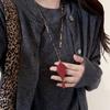 Collar de amor con flores huecas rojas para mujer, otoño e invierno 2024, nuevo estilo coreano, cadena de suéter de moda de alta gama.