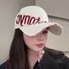 Boné de beisebol com bordado de letra estilo coreano, moderno, com aba rígida para mulheres, novo modelo de primavera que faz o rosto parecer menor, boné para casal