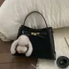 Bolsa Pequena Casual Retro Nova 2025 Feminina de Inverno para Ombro e Transversal Bolsa Saco Popular deste Ano em Cores Contrastantes