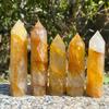 Columna de cristal de flor de goma amarilla natural, columna de cristal amarillo, columna de cristal de seis lados con punta única, adornos de arreglo de cristal, fabricantes de cristal del Mar de China Oriental al por mayor
