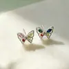 Novos, delicados e pequenos brincos para orelhas furadas, apresentando designs de borboleta com zircônia cúbica colorida, disponíveis para atacado diretamente da fábrica.