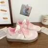 Tênis de treinamento alemão bordado com filhote de desenho animado para mulheres, novos tênis casuais de outono 2026, sapatos brancos versáteis de sola macia para estudantes
