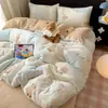 Juego de Ropa de Cama Grueso de Invierno de Leche de Coral de Cuatro Piezas Funda de Edredón Sábana de Cama de Doble Cara con Más Terciopelo Funda de Almohada Falda de Cama de Coral Fleece para Dormitorio Juego de Tres Piezas