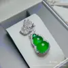 Colgante de Calcedonia Natural Mariposa Calabaza Rosa para Mujer, Lujo Ligero Estilo Chino Cobre Plateado Ágata Verde Alto Hielo Colgante Transmisión en Vivo