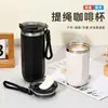 Elegante y práctica taza de café de acero inoxidable con diseño de asa colgante, perfecta para mantener las bebidas calientes o frías, e ideal para la oficina, el trayecto al trabajo o el uso en el coche.