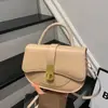 Bolsa de sillín de alta calidad moda primavera-verano 2026 versátil hombro bandolera hebilla de cierre bolsa para mujer de nicho súper popular para commuting