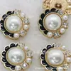 En stock al por mayor metal borde de flor irregular Borde de diamante Borde asimétrico creativo Estilo Chanel botón hebilla decorativa de moda