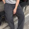 Pantalones de kendo casuales de estilo americano con rayas, doble cintura de botón, con una sensación similar a la de un traje, plisados, fluidos, de pierna recta, corte limpio.