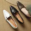 Zapatos de mujer de punta fina en piel, nuevos de verano 2026 de tacón bajo estilo francés tipo "mom shoes", zapatos de verano de piel con tacón grueso