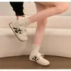 Zapatos casuales de moda y versátiles para niñas, nueva colección primavera/otoño 2026, zapatos infantiles de gamuza con punta redonda estilo Forrest Gump, para niños mayores, zapatillas de entrenamiento alemanas