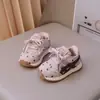 Tênis infantis de velcro, novos sapatos de bebê para primavera e outono, sapatos para bebês e crianças pequenas, tênis de caminhada para meninas, tênis de treino alemães com cadarço