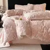 Juego de ropa de cama de cuatro piezas de terciopelo de leche con estampado floral de conejo y ribete de pompón, funda de edredón y sábana de forro polar coral, juego de tres piezas para dormitorio