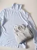 Top de capa base de manga larga de mezcla de cachemira de cuello alto con cuello con volantes, adecuado para usar como prenda interior o exterior.