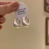 Brincos de Feijão Brancos Cremosos em Forma de C, Delicados e Elegantes, Design Simples de Nicho para Mulheres, Brincos de Tarraxa Levemente Luxuosos de Alta Qualidade