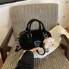 Bolso Moderno con Estampado de Oso para Mujer 2026 Nuevo Ins Sensación de Alta Gama Colgante de Oso Bolso de Hombro Cruzado Bolso de Mano