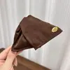 Pasador de Satén Texturizado Triangular para Mujer 25 Nuevos Pasadores de Gama Alta en la Parte Posterior de la Cabeza Elegante Pinza de Tiburón Accesorios para el Cabello Tocado