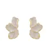 Pendientes de Botón de Pétalos de Trébol de Moda Temperamento Versátil Pendientes Únicos Diseño de Nicho Sensación de Alta Gama Pendientes de Lujo Ligero para Mujeres
