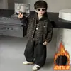 Conjunto de Moletom Pelúcia para Meninos Outono Inverno 2026 Novo Jaqueta Xadrez Espessa Infantil Roupas de Inverno Conjunto Quente de Três Peças Tendência