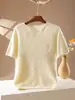 Top simples de gola, caimento justo, textura macia, decote V afunilador, top de tricô liso de manga curta feminino, tecido escovado, adequado para usar em camadas