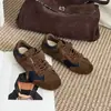 Zapatos de entrenamiento alemanes de cuero suave con diseño de suela plana y velcro mágico, zapatillas deportivas casuales de gamuza para mujer de otoño con puntera redonda y bloques de color
