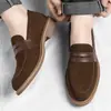Mocasines de ante de alta gama transfronterizos, nueva moda de otoño, zapatos slip-on elegantes y atractivos para hombre con suelas suaves y antideslizantes y tallas grandes