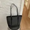 Bolsa feminina grande de capacidade, estilo retrô simples, novo modelo para o início do outono de 2026, bolsa de ombro estilosa e texturizada, bolsa tote de trabalho moderna e chique