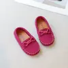 Sapatos casuais de couro para meninas 2026 primavera e outono novos mocassins slip-on de sola macia, mocassins estilosos antiderrapantes para meninos