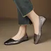 Zapatos Slip-On Plateados de Boca Baja, Estilo Retro, Piel Suave Plana, Modelo Nuevo de Verano 2026 para Mujer, Simples y Elegantes, Adecuados para Combinar con Faldas