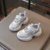 Zapatillas de Malla Estilo Papá para Niñas Primavera y Otoño 2026 Zapatos de Princesa con Diamantes Brillantes y Mariposas Tenis Transpirables de Suela Suave para Niñas Pequeñas