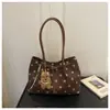 Bolso tote de lunares estilo coreano para otoño e invierno, bolso de hombro casual vintage de gran capacidad con colgante de cachorro, bolso versátil para el hombro para el día a día
