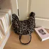 Bolso para debajo del brazo de diseño nicho con estampado de leopardo estilo coreano transfronterizo, nuevo bolso tipo dumpling casual chic vintage 2026