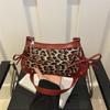 Bolsa de Axila Europeia e Americana Estampada de Leopardo na Moda Design Nicho Bolsa Personalizada Novo Verão 2025 Feminina Transversal Pequena Quadrada