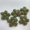 Flor de lana nueva tejida a mano accesorios de ropa acrílicos flor de pompón de color flor de ganchillo venta al por mayor