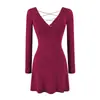 Novo vestido mini sexy estilo europeu e americano com decote V, acolchoado, sem costas, corte A, 2026, acinturado, modelador, com costas cruzadas