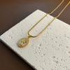 Collar de Lujo Ligero Cabeza de Reina Estilo Europeo y Americano Diseño de Moda Sensación de Alta Gama Cadena Clavicular de Acero de Titanio Colgante de Cobre para Mujer