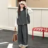 Conjunto de roupas infantis para meninas para primavera e outono de 2026, novo estilo para crianças mais velhas, colete e camiseta básica, conjunto de três peças da moda estilo universitário para outono
