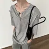 Camiseta corta de manga corta a rayas acanaladas, versátil y juvenil, de corte holgado, con diseño de cuello con hebilla metálica, para hombre y mujer