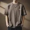 Camiseta Masculina de Manga Curta Lavada com Enzimas Estilo Retro Americano de Alta Qualidade, Top Soltinho com Bordado de Letras para Outono