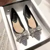 Sapatilhas bico fino femininas 2026 novo estilo cristal pérola sola macia sapatilhas de balé não cansam os pés strass sapatos de dama de honra saltos altos femininos