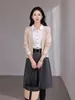 Saia Midi de Lã Feiyuan Feminina com Bolinhas, Corte Evasê, com Cinto e Zíper nas Costas, Nova Moda Versátil Cinza para Outono e Inverno