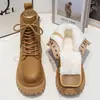Botas de Nieve de Cuero Suave para Mujer 2026 Invierno Nuevo Estilo Aterciopeladas Espesas Cálidas Botas Cortas Martin Venta Caliente Botas Grandes de Algodón del Noreste para Mujer