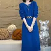 Vestido de tricô elegante com decote em V e cinto para mulheres, novo vestido longo de outono e inverno acima do joelho, modelagem solta, que valoriza a silhueta, vestido base de suéter