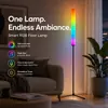 Luminária de chão estilo Bauhaus, colocada ao lado do sofá da sala de estar, exala um ambiente de quarto minimalista, sofisticado, de madeira maciça, inspirado em designs franceses.
